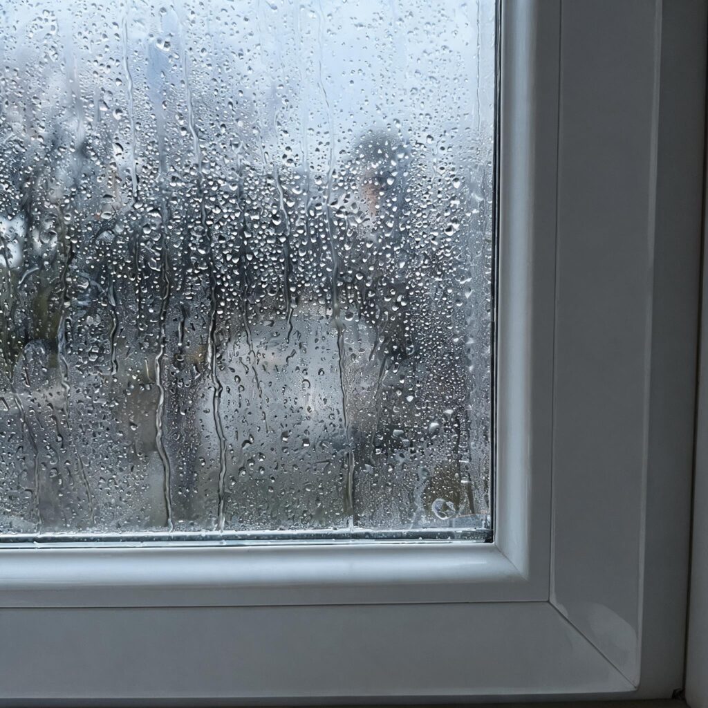 condensation-droplets-forming-on-vinyl-window-glassfrom door&window factory